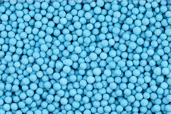 Deodorizing beads are functional additives used in cat litter to enhance odor control and maintain a fresher environment.