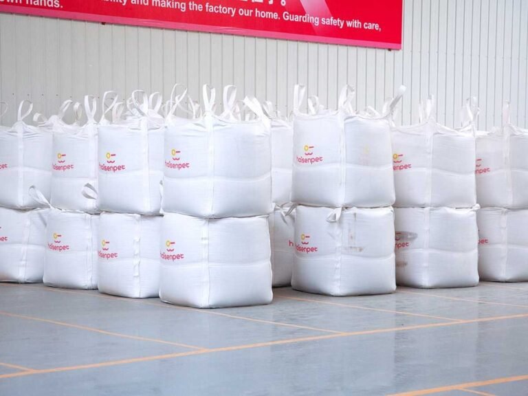 Almacenamiento en almacén de sacos a granel de arena para gatos